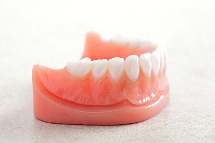 目立たずしっかり噛める入れ歯